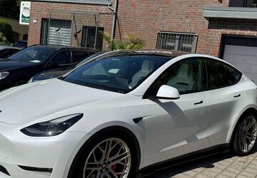 Tesla Model Y 16.000 km 47.999 &euro; Solingen 42651